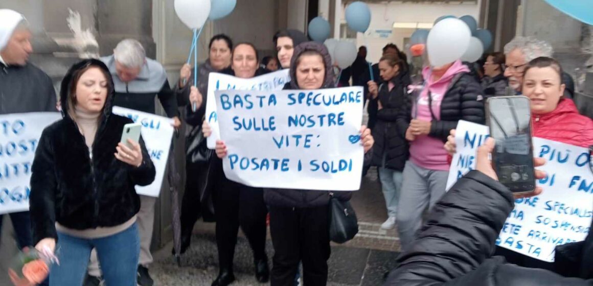 Cercola.  Manifestazione al Palazzo del Municipio, le “Mamme Coraggio” dei disabili gravi: “I nostri figli hanno diritto alla dignità, pagateci i nostri assegni di cura!”