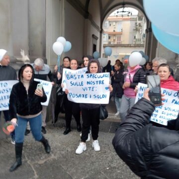 Cercola.  Manifestazione al Palazzo del Municipio, le “Mamme Coraggio” dei disabili gravi: “I nostri figli hanno diritto alla dignità, pagateci i nostri assegni di cura!”
