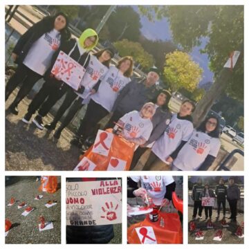 Napoli. Ponticelli, in villa comunale donne e bambini con Anna Rita Carbone (M.E.Z.) per  il flash mob per la Lotta contro la “Violenza sulle Donne”