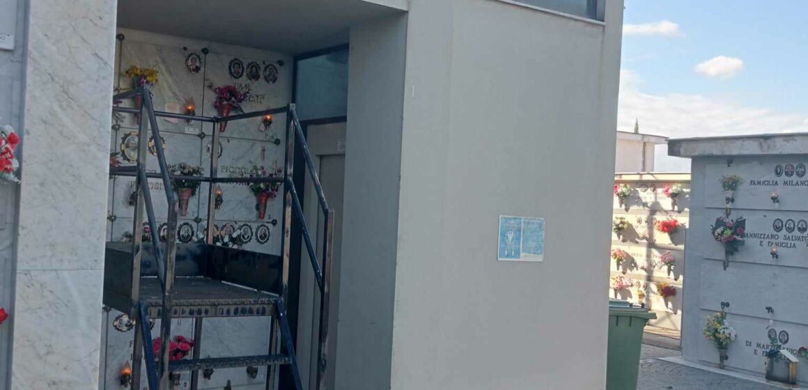 Cimitero consortile. Ascensore guasto da un anno, contestazioni degli utenti diversamente abili: “Ci tolgono il diritto di visitare i nostri cari!”