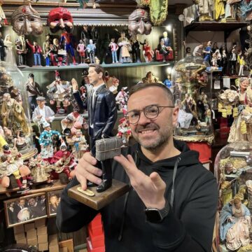 Napoli. E’ realtà la valigia di cartone per Rudi Garcia sul presepe  di San Gregorio Armeno, arriva Mazzarri
