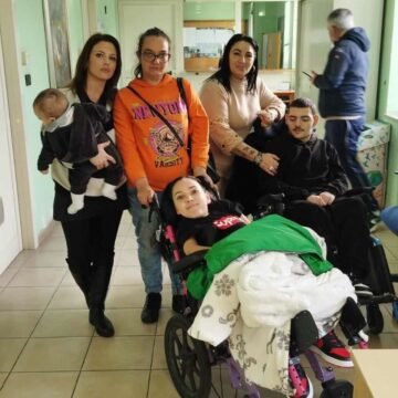 Volla. Assegni di cura evaporati. Mamme e bambini disabili occupano Comune. “Aspettiamo il Prefetto, pronte a morire per i nostri figli”, ecco il  loro grido di dolore