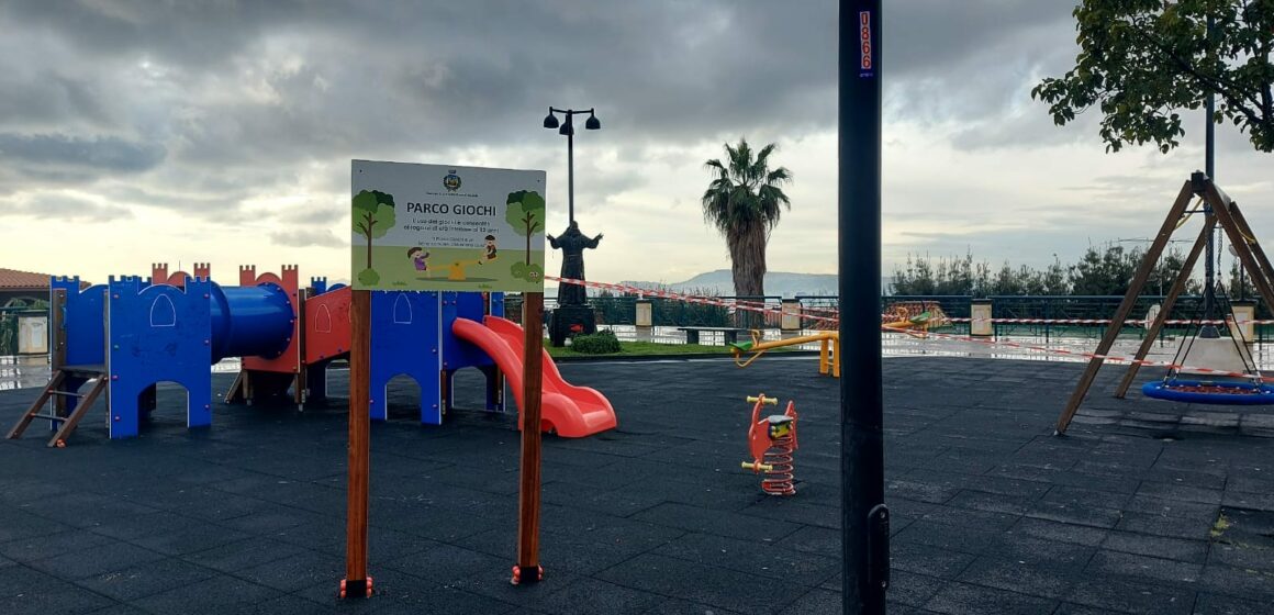 piazza beledere san sebastiano al vesuvio giostrine San Sebastiano al Vesuvio. Installate le nuove giostrine a Piazza Belvedere