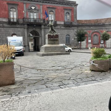 statua senz corona cercola Cercola. 4 novembre, niente celebrazioni Forze Armate ed Unità Nazionale. Figuraccia del sindaco Rossi e del “circoletto dei combattenti e reduci”