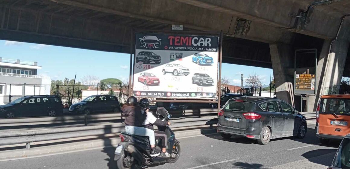 valentino pubblicità abusivo sotto il ponte ed icrocio nel guardrail Cercola. Oltre 50 impianti pubblicitari sono ufficialmente abusivi: il Comune dispone la rimozione dopo 7 anni dalla scadenza della concessione. Da 13 anni installati in violazione del Codice della Strada