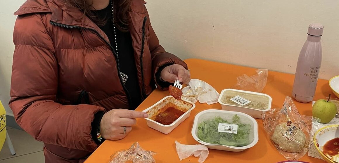 veria giordano pasto scolastico Sant’Anastasia. Mensa scolastica, l’assessore Veria Giordano visita i refettori a sorpresa: “Il pasto era buono”