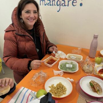 Sant’Anastasia. Mensa scolastica, l’assessore Veria  Giordano visita i refettori a sorpresa: “Il pasto era buono”