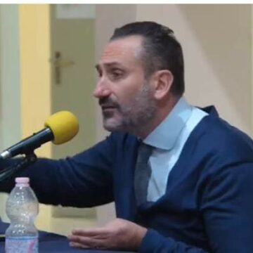 Cercola.  Arriva il “Pacco di Santo Stefano”, il comune dona 20.000€ ad un’associazione ‘priva di esperienza professionale’  per le attività di sostegno ai minori indigenti. Lo denuncia l’ex sindaco Fiengo