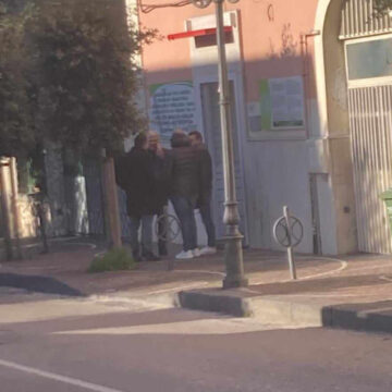 Cercola. C’è la seduta consiliare, il sindaco Biagio Rossi e i dipendenti comunali a passeggio sul corso. Consiglio comunale annullato
