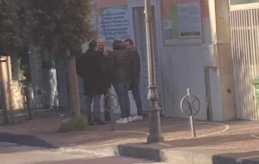 pacella riccardi e il sindaco rossi Cercola. C’è la seduta consiliare, il sindaco Biagio Rossi e i dipendenti comunali a passeggio sul corso. Consiglio comunale annullato