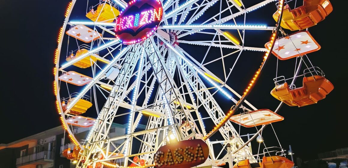 San Sebastiano al Vesuvio. La giostra panoramica accoglie i cittadini per le acrobazie con vista Vesuvio e Golfo di Napoli