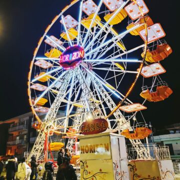 San Sebastiano al Vesuvio. La giostra panoramica accoglie i cittadini per le acrobazie con vista Vesuvio e Golfo di Napoli