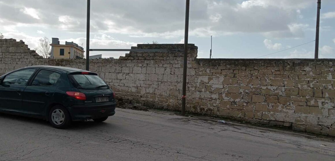Cercola. Scheletro di un mega tabellone pubblicitario che pende sulle auto in corsa ed appoggiato su un muro pericolante