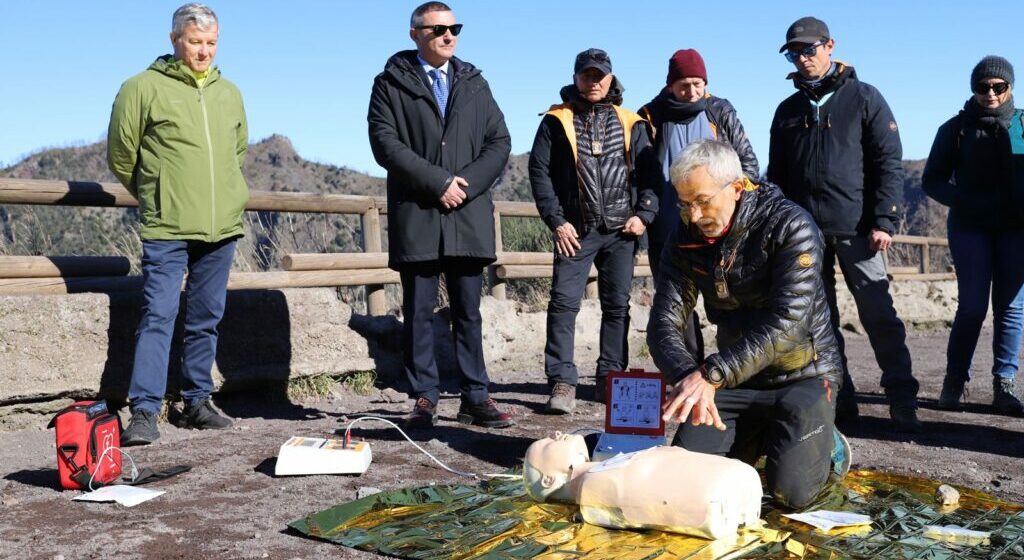Cuore-Sicuro-al-Cratere-del-Vesuvio-4-1024x683 “Cuore Sicuro al Cratere del Vesuvio”, l’Ente Parco Nazionale del Vesuvio Potenzia la Sicurezza dei Visitatori con Nuovi Defibrillatori”