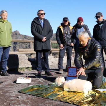 “Cuore Sicuro al Cratere del Vesuvio”, l’Ente Parco Nazionale del Vesuvio Potenzia la Sicurezza dei Visitatori con Nuovi Defibrillatori”