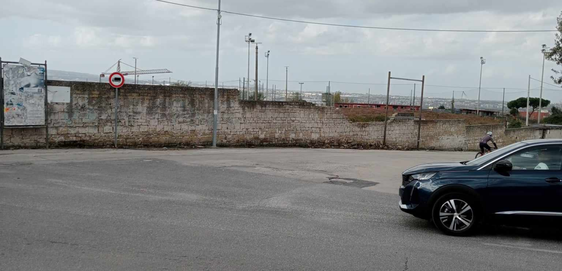 Cercola. “Far West del Tabellone Pubblicitario “, manco il cedimento di un muro ferma la vena illegale degli abusivi. Nessun controllo palesato