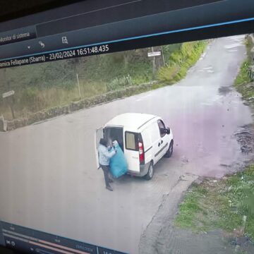 San Sebastiano al Vesuvio. Sversava irregolarmente rifiuti, beccato dalla video sorveglianza.  il sindaco: “Zozzoni da non emulare”