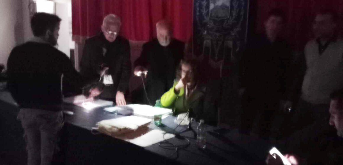 Cercola.  Malfunzionamento impianto elettrico, consiglio comunale sospeso e rinviato