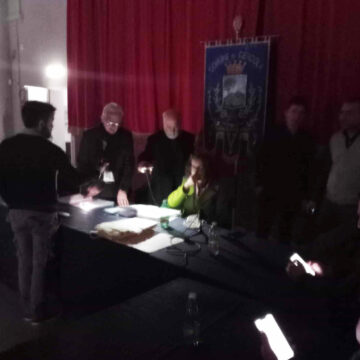 Cercola.  Malfunzionamento impianto elettrico, consiglio comunale sospeso e rinviato