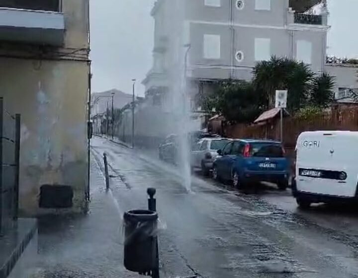 Cercola. Via Luca Giordano, esplode tubatura Gori, fontana a cielo aperto.  I residenti: non sarà colpa dei lavori per la fibra?