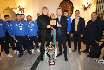 napoli fusal premiato a palazzo san giacomno Il sindaco Manfredi e l’Assessora Ferrante premiano il Napoli Futsal, vincitore della Coppa Italia