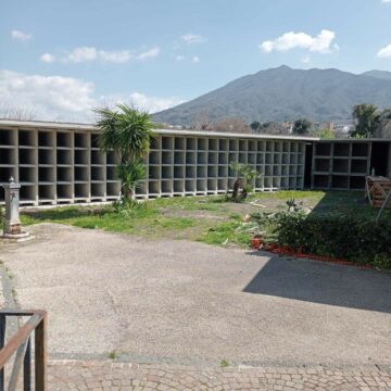 Cimitero Consortile. Nuovi loculi, posizionati i primi blocchi prefabbricati, Giampaglia: “Pronti per un’accelerata sugli impegni con gli utenti”