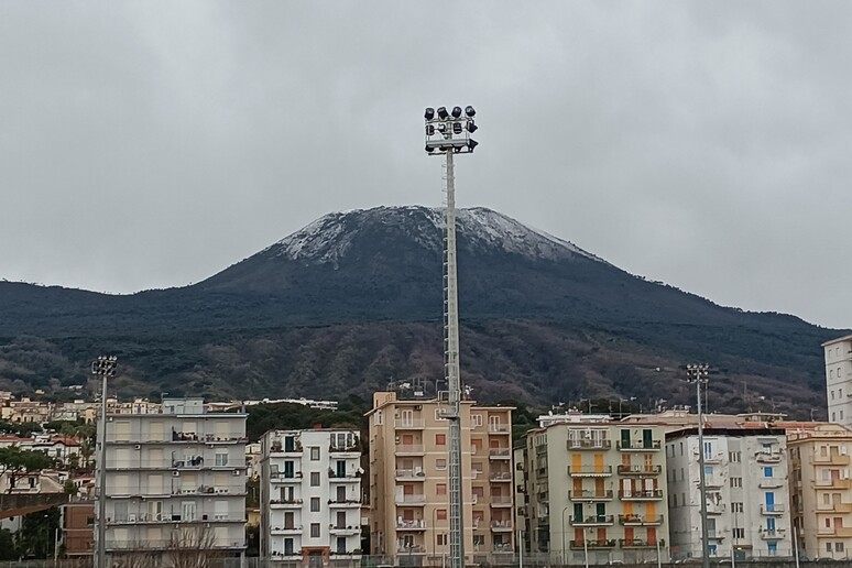 vesuvio imbiancato ansa.it Torna la neve sul Vesuvio: temperature in deciso calo su tutta l’area a ridosso del vulcano.