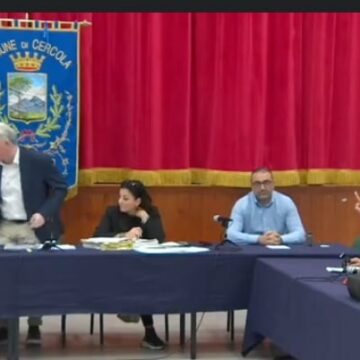 ROSSI FIENGO Cercola. Pesante ‘attacco’ al capogruppo PD Vincenzo Fiengo del sindaco Rossi. Sfiorata la rissa in consiglio comunale