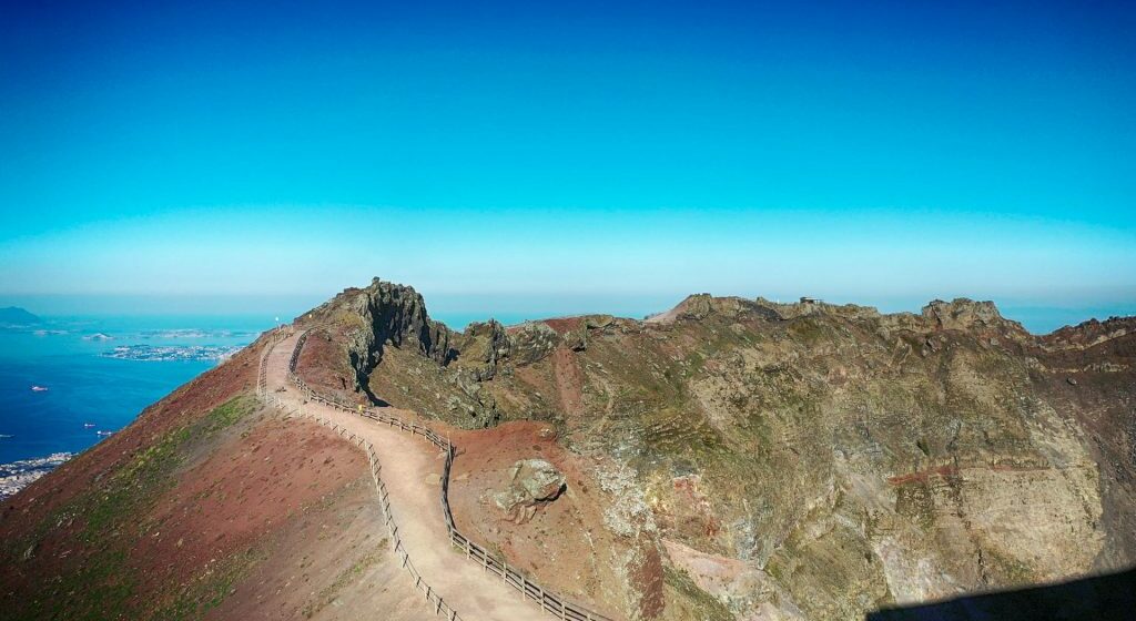 cratere vesuvio 9° Giro Mediterraneo Rosa, 20 aprile strada di accesso al cratere del Vesuvio la viabilità potrebbe essere interdetta e limitata