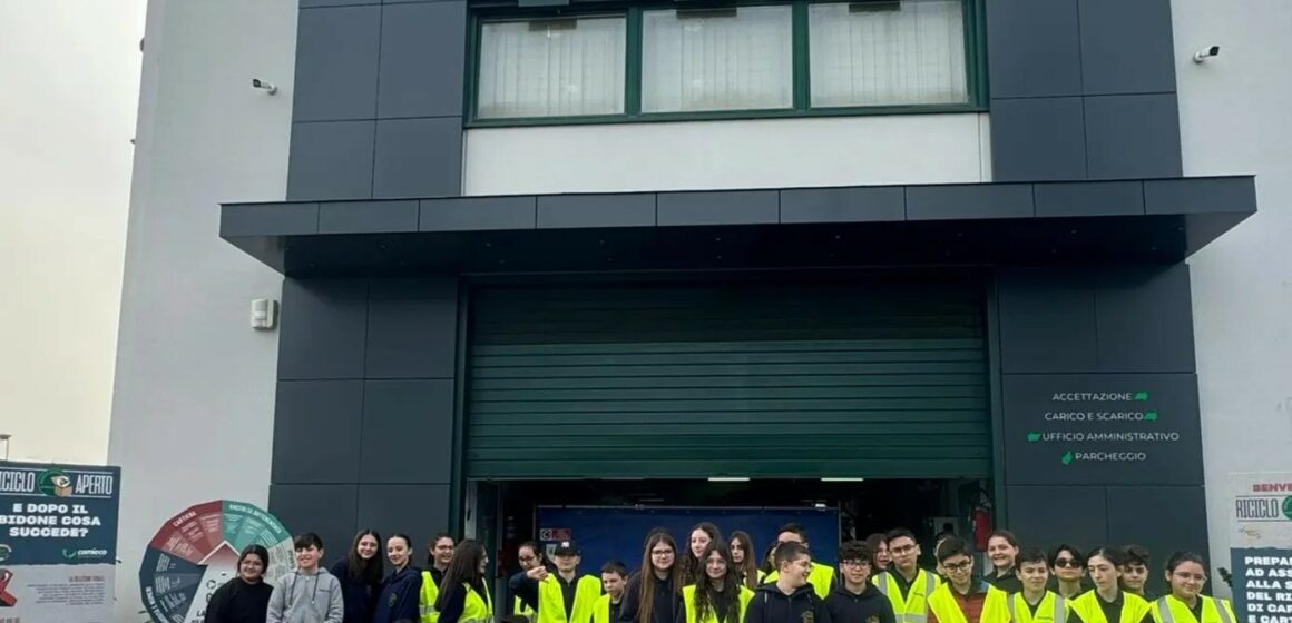 langella . raccolra differenziata Volla. RicicloAperto iniziativa Comieco, il sindaco Di Costanzo: “Ringrazio la ditta Mario Langella s.r.l. per averci ospitato con adulti e bambini per comprendere la raccolta differenziata”