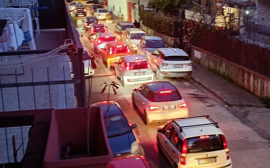 Cercola. Viale Moscati nel caos. Basket alla Scuola Giordano, aperto il parcheggio, fiume di auto. Alcuni anni fa fu chiuso l’ingresso per la scuola