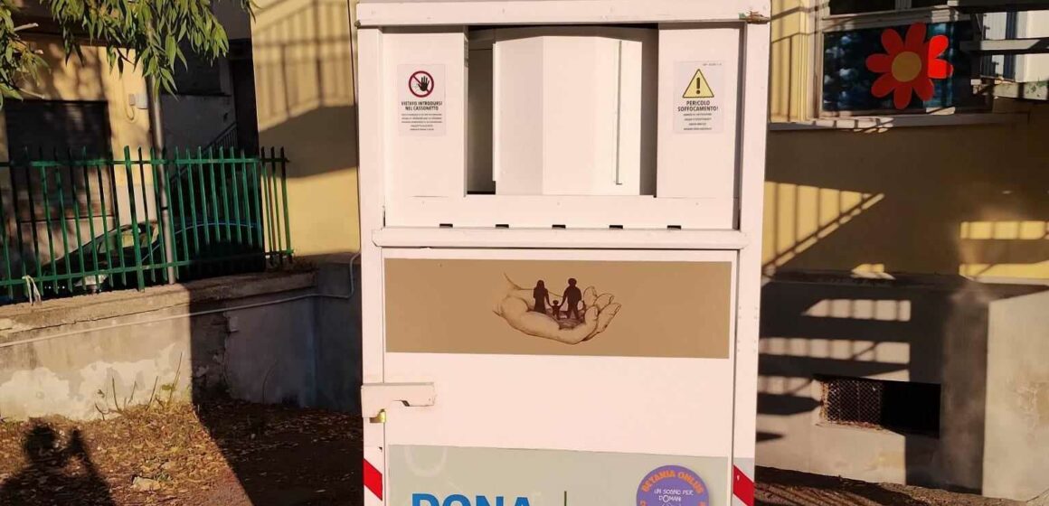 DE LUCA PICIONE Cercola. “Affare raccolta indumenti usati”: cassonetti della Betania Onlus dell’ex sindaco Di Dato alla scuola De Luca Picione. Non sarebbero autorizzati dal comune