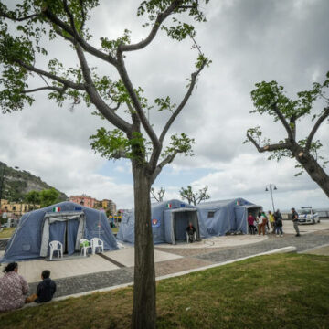 Campi Flegrei: notte in strada, in tanti rientrano a casa Campi Flegrei. Domani vertice premier Meloni e i ministri. Ansia per cadute dei cornicioni e crepe