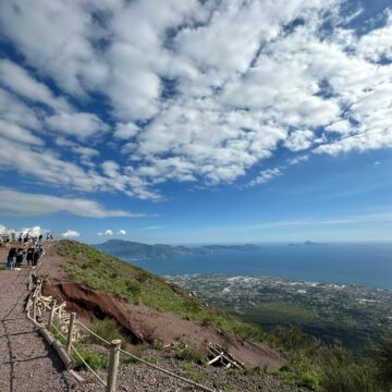 cratere panorama vesuvio Visita gratuita al Cratere del Vesuvio dal 18 al 26 maggio, parte la “Settimana dei Parchi”. Buona notizia per i residenti dei comuni del Parco Nazionale del Vesuvio