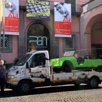 mejari Napoli. Lavori al PAN: la “Mehari” di Giancarlo Siani, temporaneamente collocata al Vomero