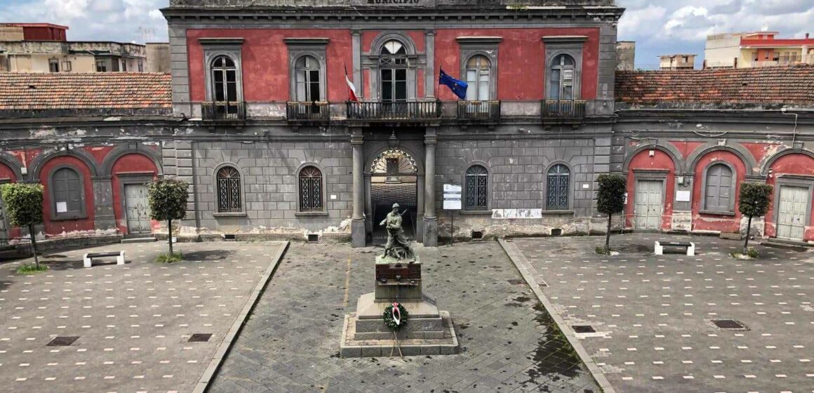 Cercola. Massiccia presenza degli agenti DDA al Municipio. All’Ufficio Tecnico fino alle ore 20