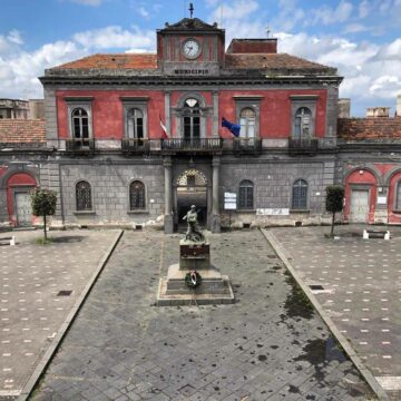 Cercola. Massiccia presenza degli agenti DDA al Municipio. All’Ufficio Tecnico fino alle ore 20