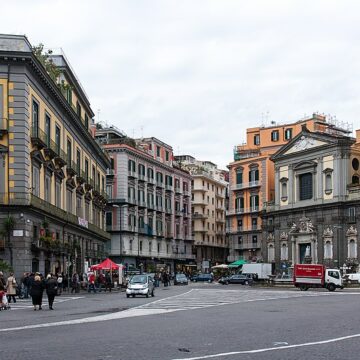 Piazza_Trieste_e_Trento_-_Naples,_Italy_-_panoramio Napoli. Arrestato dalla Polizia Locale scippatore in Piazza Trieste e Trento