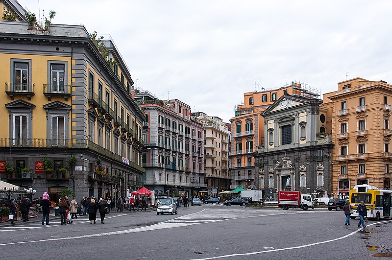 Piazza_Trieste_e_Trento_-_Naples,_Italy_-_panoramio Napoli. Arrestato dalla Polizia Locale scippatore in Piazza Trieste e Trento