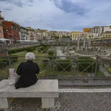 c.f. Ok decreto Campi Flegrei, da 400 a 900 euro a chi lascia la casa. Niente contributo agli abusivi e seconda casa