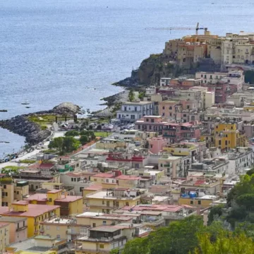 campi flegrei -- Forte scossa di terremoto nella zona dei Campi Flegrei. Magnitudo 3.6, panico a Napoli