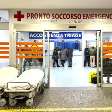 donna dante piazza Napoli. Investita durante inversione di marcia, muore 76enne a Piazza Dante