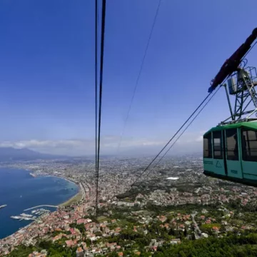 funivia faito Funivia dei Faito: da domani entra in vigore l’orario estivo. 32 le corse, prima alle 8:20 e ultima alle 20:10