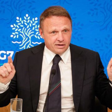 Lollobrigida, 676 milioni per la social card 2024 La Social card ‘Dedicata a te’ da settembre sale a 500 euro. Ministro Lollobrigida: da settembre 30.000 beneficiari in più