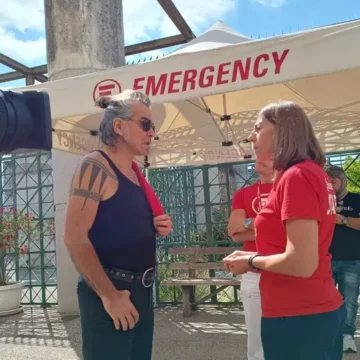 pelu ponticelli Piero Pelù visita l’ambulatorio di Emergency a Ponticelli