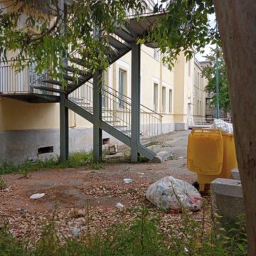 Cercola. Indumenti usati:  rimosso dalla Scuola De Luca Picione il raccoglitore della Betania Onlus del consigliere comunale Luigi DI Dato. Era abusivo?