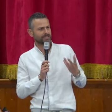 rossi a Cercola. Inchiesta Antimafia sul voto di scambio, il sindaco Rossi accusa Fiengo: “Conoscevi personalmente i soggetti indagati.” L’ex sindaco Fiengo replica: “Festeggiavi la tua vittoria elettorale con due persone a processo” La città sotto shock