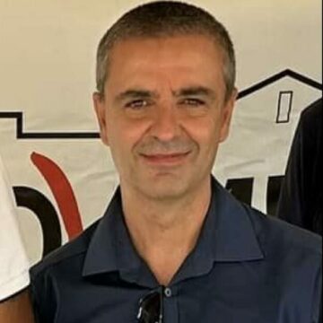 on-carmela-auriemma-con-giannarini-visone-scaled Cercola. Paolo Giannarini ‘rinuncia’ al Nucleo di Valutazione, sarebbe stato violato l’avviso pubblico. La moglie fu candidata nelle liste di Rossi, fuori anche dal M5S