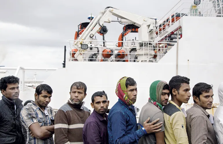 Bengalesi1 Cercola. I bengalesi ‘invadono’ Caravita, l’allarme dei residenti: “Siamo preoccupati, sono in possesso di regolare permesso di soggiorno?”