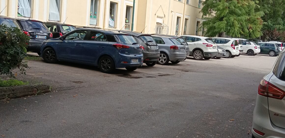 oplus_32 Cercola. Scuola De Luca Picione, sosta selvaggia sotto le finestre delle aule e cancello aperto. Studenti a rischio sicurezza?